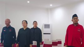 Kika : Ketua DPD PDIP Jatim MH Said Abdullah, Ketua DPP PDI Perjuangan Puan Maharani, Ketua DPC PDI Perjuangan Sumenep H. Achmad Fauzi Wongsojudo dalam acara Temu Sapa Puan Maharani bersama Kader PDIP di Gedung Islamic Center, Batuan, Sumenep, Senin, 22/1/2024 (Foto : nolesa.com) 