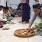 Selesai menunaikan Salat Tarawih jemaah Masjid Nurul Jannah Banuaju Timur Kecamatan Batang-Batang, Sumenep menyantap Ketupat dan Lepet yang diantar warga, Senin malam 11/3/2024 (Foto : nolesa.com) 