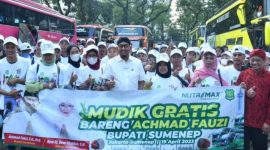 Bupati Sumenep Haji Achmad Fauzi Wongsojudo foto bersama dengan peserta mudik gratis rute Jakarta-Sumenep tahun 2023 (Foto : istimewa) 