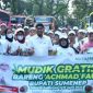 Bupati Sumenep Haji Achmad Fauzi Wongsojudo foto bersama dengan peserta mudik gratis rute Jakarta-Sumenep tahun 2023 (Foto : istimewa) 