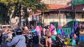 Di Bawah Komando Bunda Fitri, Srikandi PKB Sumenep Terus Bergerak Menebar Manfaat untuk Bangsa, Sabtu sore 30 Maret 2024 di Depan Kantor PKB setempat (Foto : nolesa.com) 