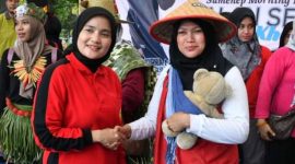 Anggota Fraksi PDI-P DPRD Sumenep Hj. Nia Kurnia Fauzi menyapa dan mengalami konstituennya dalam sebuah acara beberapa waktu lalu (Foto : istimewa) 