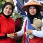 Anggota Fraksi PDI-P DPRD Sumenep Hj. Nia Kurnia Fauzi menyapa dan mengalami konstituennya dalam sebuah acara beberapa waktu lalu (Foto : istimewa) 