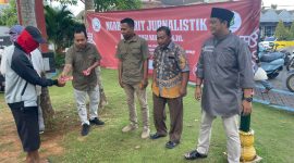 Dorong UMKM Berkembang : Ketua DPC PWRI Sumenep Rusydiyono sedang membagikan voucher takjil gratis kepada abang becak di area Taman Tajamara Sumenep, Selasa sore 2/4/2024 (Foto : nolesa.com) 