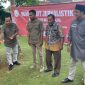 Dorong UMKM Berkembang : Ketua DPC PWRI Sumenep Rusydiyono sedang membagikan voucher takjil gratis kepada abang becak di area Taman Tajamara Sumenep, Selasa sore 2/4/2024 (Foto : nolesa.com) 