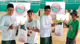 Berbagi kebahagiaan: Ketua Bamusi Sumenep KH. Qusyairi Zaini membagikan daging sapi kepada kaum dhuafa di wilayah Kecamatan Ganding, Selasa 9/4/2024 (Foto : istimewa) 
