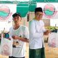 Berbagi kebahagiaan: Ketua Bamusi Sumenep KH. Qusyairi Zaini membagikan daging sapi kepada kaum dhuafa di wilayah Kecamatan Ganding, Selasa 9/4/2024 (Foto : istimewa) 