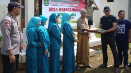 Pemdes Masakambing menyerahkan bantuan pangan kepada KPM (Foto : dokumen Pemedes Masakambing tahun 2023) 