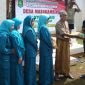 Pemdes Masakambing menyerahkan bantuan pangan kepada KPM (Foto : dokumen Pemedes Masakambing tahun 2023) 