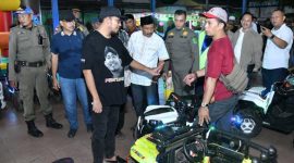 Bupati Sumenep Haji Achmad Fauzi Wongsojudo, SH, MH menyapa para PKL di Pasar Bangkal, Sabtu malam, 20/4/2024 (Foto: istimewa) 