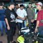 Bupati Sumenep Haji Achmad Fauzi Wongsojudo, SH, MH menyapa para PKL di Pasar Bangkal, Sabtu malam, 20/4/2024 (Foto: istimewa) 