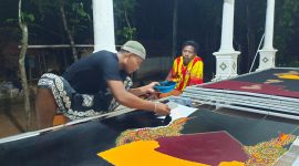 Khomaidi sedang menyelesaikan batik garapannya (Foto: nolesa.com) 
