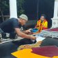 Khomaidi sedang menyelesaikan batik garapannya (Foto: nolesa.com) 