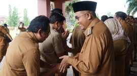 Bupati Sumenep Haji Achmad Fauzi Wongsojudo, SH, MH bersalaman dengan ASN di sela-sela Halal Bihalal di halaman Setdakab setempat, Senin 22/4/2024 (Foto: istimewa) 