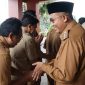 Bupati Sumenep Haji Achmad Fauzi Wongsojudo, SH, MH bersalaman dengan ASN di sela-sela Halal Bihalal di halaman Setdakab setempat, Senin 22/4/2024 (Foto: istimewa) 