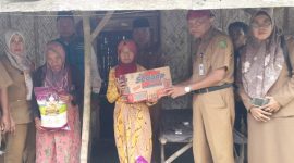 Atas instruksi Bupati Haji Achmad Fauzi Wongsojudo Dinas Sosial dan P3A mendatangi dua lansia di Kecamatan Guluk-Guluk yang selama ini belum tersentuh bantuan pemerintah, Selasa 23/4/2024 (Foto: istimewa) 