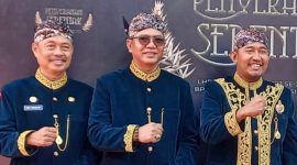 Kiri ke kanan : Sekda Sumenep Edy Rasiyadi, Ketua DPRD, KH. Abdul Hamid Ali Munir, Bupati Haji Achmad Fauzi Wongsojudo foto bersama sebelum menerima LHP atas LKPD 2023 dari BPK Jatim di Sidoarjo, Kamis 2/5/2024 (Foto : for nolesa) 
