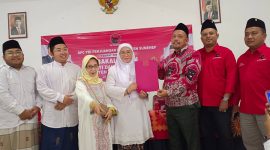 Nyai Hj. Dewi Khalifah menyerahkan berkas pendaftaran sebagai Bacawabup Sumenep kepada Ketua Desk Pilkada PDIP Sumenep H. Zainal Arifin, Senin 6/5/2024 (Foto: nolesa.com) 