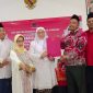 Nyai Hj. Dewi Khalifah menyerahkan berkas pendaftaran sebagai Bacawabup Sumenep kepada Ketua Desk Pilkada PDIP Sumenep H. Zainal Arifin, Senin 6/5/2024 (Foto: nolesa.com) 