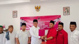 Ketua DPRD Sumenep, KH. Abdul Hamid Ali Munir menyerahkan berkas pendaftaran sebagai Bacawabup Sumenep kepada Ketua Tim Desk Pilkada 2024 DPC PDI Perjuangan Sumenep, H. Zainal Arifin, Jumat, 10/5/2024 (Foto: nolesa.com) 