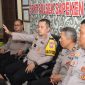 Kapolres Sumenep AKBP Henri Noveri Santoso (paling tengah) ketika memberikan pengarahan kepada jajaran Polsek Kangean, Rabu 15/5/2024 (Foto: istimewa) 