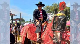Ketua DPRD Sumenep KH. Abdul Hamid Ali Munir naik kuda dalam Festival Jaran Serek yang diselenggarakan Pemkab Sumenep, Minggu 19/5/2024 (Foto: istimewa) 