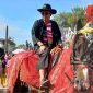 Ketua DPRD Sumenep KH. Abdul Hamid Ali Munir naik kuda dalam Festival Jaran Serek yang diselenggarakan Pemkab Sumenep, Minggu 19/5/2024 (Foto: istimewa) 