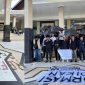 Cegah komersialisasi pendidikan BEM KM Universitas Trunojoyo Madura (UTM) gelar mimbar bebas dan tabur bunga di depan gedung rektorat, Selasa 21/5/2024 (Foto: istimewa) 