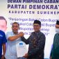 KH. Unais Ali Hisyam menyerahkan berkas pendaftaran bakal Calon Bupati Sumenep 2024 kepada Ketua DPC Demokrat Sumenep H. Indar Wahyudi, Selasa 21/5/2024 (Foto: istimewa) 