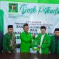 KH. Ali Fikri menyerahkan berkas pendaftaran Bacabup kepada tim Desk Pilkada PPP, Senin 27/5/2024 (Foto: nolesa.com) 
