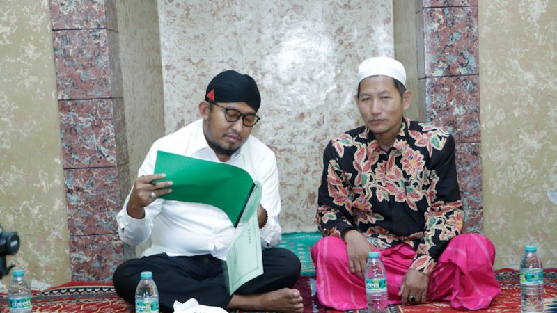 Bupati Sumenep H. Achmad Fauzi Wongsojudo mengecek langsung nama K. Moh. Hairul Fatah guru ngaji di Desa Giring, Manding apakah sudah tercover bansos tahun 2023 (Foto: dokumen nolesa.com) 