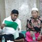 Bupati Sumenep H. Achmad Fauzi Wongsojudo mengecek langsung nama K. Moh. Hairul Fatah guru ngaji di Desa Giring, Manding apakah sudah tercover bansos tahun 2023 (Foto: dokumen nolesa.com) 