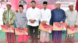 Bupati Sumenep H. Achmad Fauzi Wongsojudo foto bersama dengan beberapa guru ngaji usai menerima bantuan tahun anggaran 2023 (Foto: dokumen nolesa.com) 