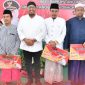 Bupati Sumenep H. Achmad Fauzi Wongsojudo foto bersama dengan beberapa guru ngaji usai menerima bantuan tahun anggaran 2023 (Foto: dokumen nolesa.com) 
