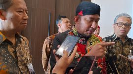 Bupati Sumenep H. Achmad Fauzi Wongsojudo (blangkon hitam) bersama Sekretaris Utama LKPP RI, Iwan Herniwan (paling kanan) usai membuka acara LKPP,  Rabu 29/5/2024