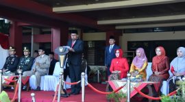 Bupati Sumenep H. Achmad Fauzi Wongsojudo menyampaikan sambutan dalam upacara peringatan Harlah Pancasila 2024 di halaman Sekretariat Daerah Kabupaten Sumenep, Sabtu 1/6/2024 (Foto: istimewa) 
