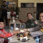 Saling berbagi kue : Bupati Sumenep H. Achmad Fauzi Wongsojudo, Kapolres Sumenep AKBP Henri Noveri Santoso, Dandim 0827 Sumenep Letkol Inf Yoyok Wahyudi sama-sama merayakan hari ulang tahun pernikahannya, Kamis 6/6/2024 (Foto: istimewa) 