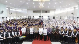 Bupati Sumenep H. Achmad Fauzi Wongsojudo bersama jajaran Forkopimda foto bersama dengan 898 jama'ah haji 2024 usai Manasik Akbar dan Pelepasan Simbolis di Gedung Korpri setempat, Rabu siang 5/6/2024 (Foto: istimewa) 