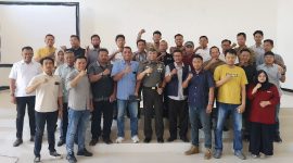 Dandim 0827 Sumenep Letkol Inf Yoyok Wahyudi foto bareng bersama insan media di akhir acara komunikasi sosial di Aula Makodim Sumenep, Senin 10/6/2024 (Foto: nolesa.com) 