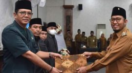 Ketua DPRD Sumenep KH. Abdul Hamid Ali Munir bersama Bupati H. Achmad Fauzi Wongsojudo dalam sebuah acara di Kantor Dewan setempat (Foto: istimewa) 