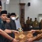 Ketua DPRD Sumenep KH. Abdul Hamid Ali Munir bersama Bupati H. Achmad Fauzi Wongsojudo dalam sebuah acara di Kantor Dewan setempat (Foto: istimewa) 
