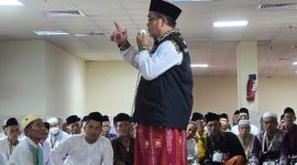 Jamaah Haji Kloter 96 Sumenep Dapat Pengarahan dari Petugas Haji Sebelum ke Arafah (Foto: Hairil Fajar/nolesa.com) 