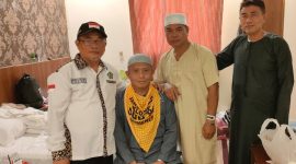 Direktur Utama BPRS Bhakti Sumekar Hairil Fajar foto bersama dengan beberapa jamaah haji Kabupaten Sumenep (Foto: Hairil Fajar/nolesa.com) 