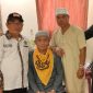 Direktur Utama BPRS Bhakti Sumekar Hairil Fajar foto bersama dengan beberapa jamaah haji Kabupaten Sumenep (Foto: Hairil Fajar/nolesa.com) 