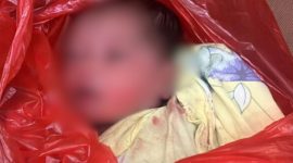 Bayi dalam plastik merah yang ditemukan warga di Desa Pabian Kecamatan Kota, Sumenep, Selasa 18/6/2024 (Foto: istimewa) 