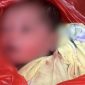 Bayi dalam plastik merah yang ditemukan warga di Desa Pabian Kecamatan Kota, Sumenep, Selasa 18/6/2024 (Foto: istimewa) 