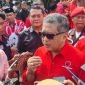 Sekjen PDI Perjuangan Hasto Kristiyanto saat diwawancarai wartawan ketika mendampingi Megawati Soekarnoputri ziarah ke Makam Bung Karno di Blitar, Jumat 21/6/2024 (Foto: pdipjatim.com) 
