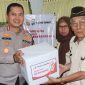Kapolres Sumenep AKBP Henri Noveri Santoso menyerahkan bingkisan kepada salah satu purnawirawan di momentum HUT Bhayangkara ke-78, Senin 24/6/2024 (Foto: istimewa) 