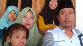 Foyo keluarga Qurratul A'yuni wisudawan terbaik MTs Nasy-atul Muta'allimin Candi (Foto: dokumen pribadi) 