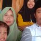 Foyo keluarga Qurratul A'yuni wisudawan terbaik MTs Nasy-atul Muta'allimin Candi (Foto: dokumen pribadi) 